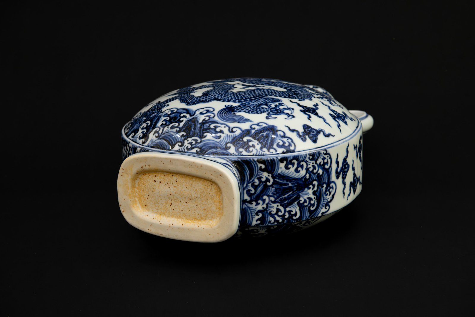 Moon Flask with Dragon China, Ming dynasty, Yongle reign (1403–1424) Porcelain with underglaze cobalt blue - Image 2