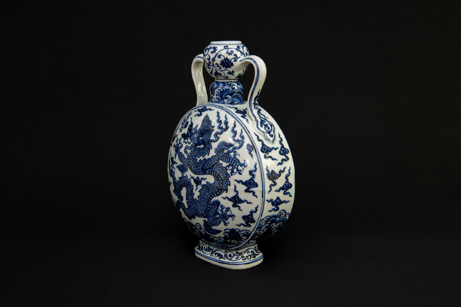 Moon Flask with Dragon China, Ming dynasty, Yongle reign (1403–1424) Porcelain with underglaze cobalt blue - Image 3