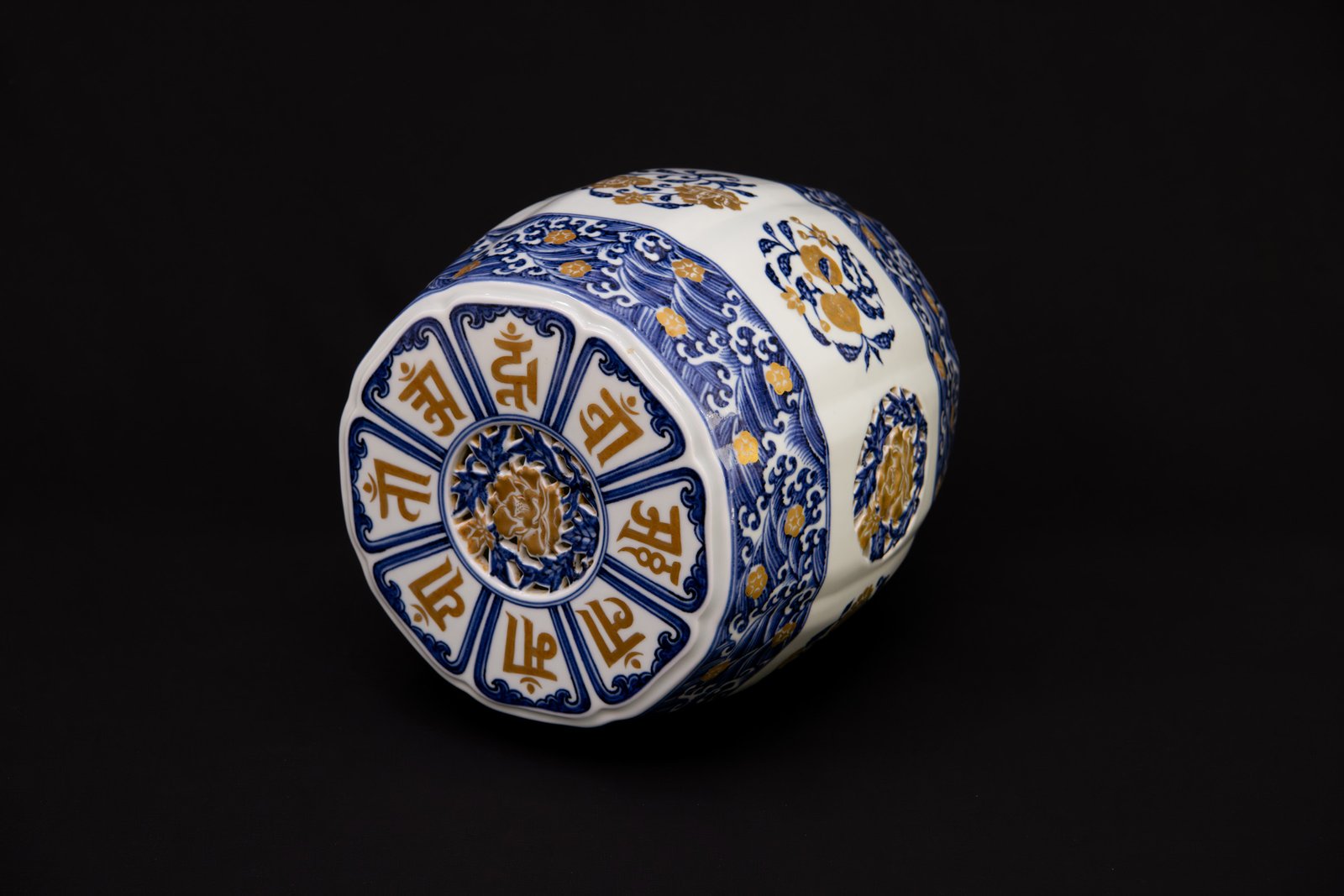 Ming Dynasty, Yongle Period (1403–1424) Blue and White Porcelain Stool with Gilt Decoration - Image 2