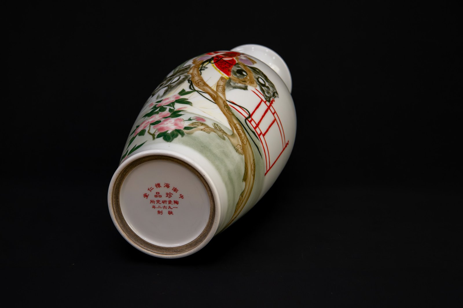 Famille Rose Porcelain Vase China, Zhongnanhai Huairentang Fine Ceramic Research Institute, 1967 - Image 5