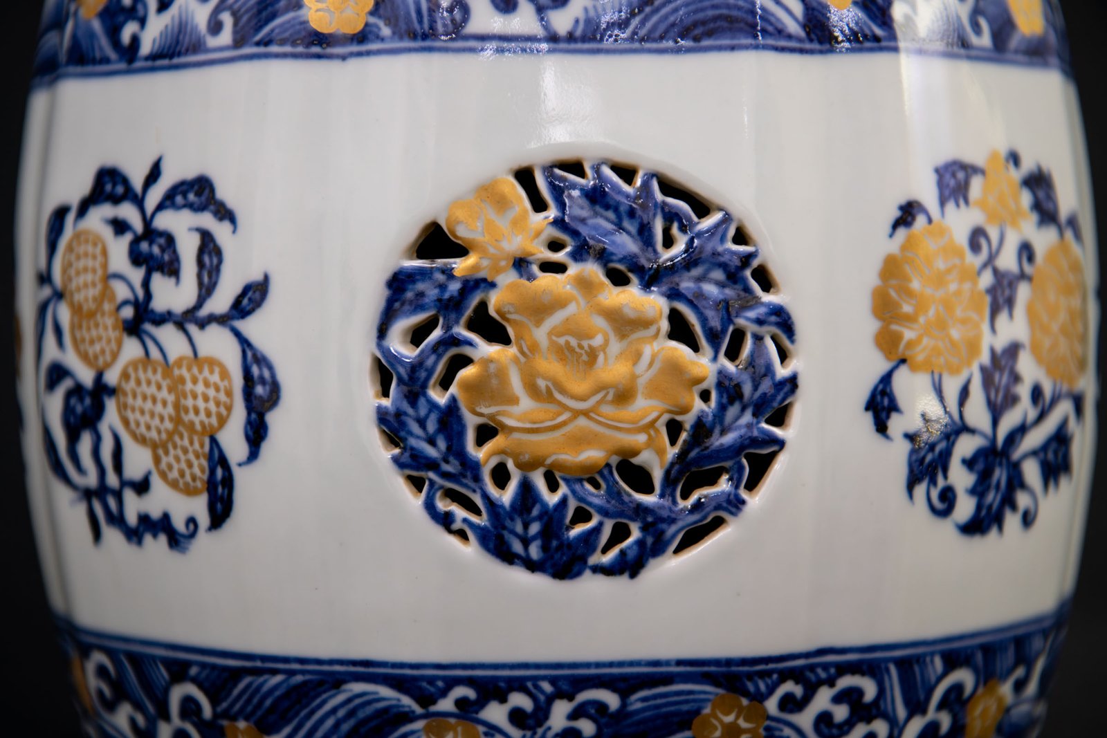 Ming Dynasty, Yongle Period (1403–1424) Blue and White Porcelain Stool with Gilt Decoration - Image 3