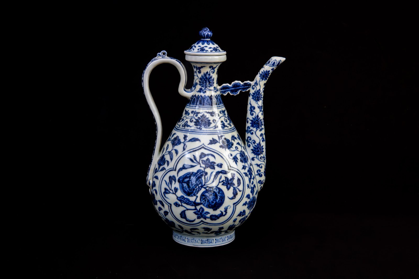 Ming Yongle blue and white ewer and cover with panels of detached floral and fruit sprays - Image 2