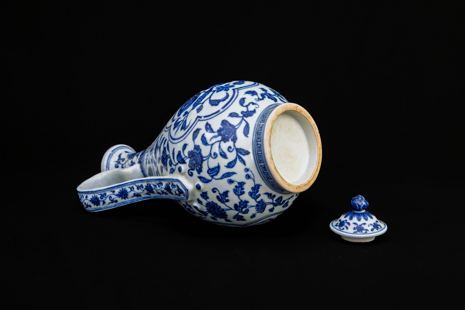 Ming Yongle blue and white ewer and cover with panels of detached floral and fruit sprays - Image 3