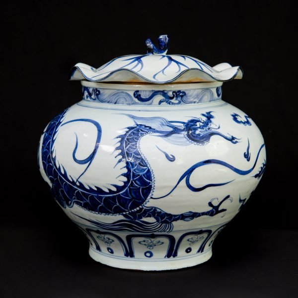 Yuan dynasty blue and white porcelain jar with dragon motif and lotus-leaf lid   元代青花龙纹瓷罐，莲叶盖